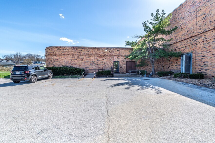 More Photos Of 3801 McKelvey Rd, Bridgeton Flex For Lease
