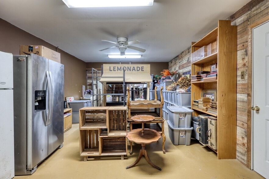 More Photos Of 8637 Oxbow Ln, Neosho Storefront Retail Residential For Sale