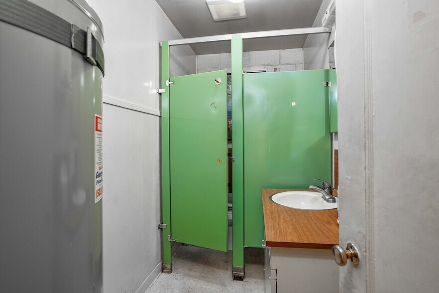 More Photos Of 10234 NE Glisan St, Portland Freestanding For Lease