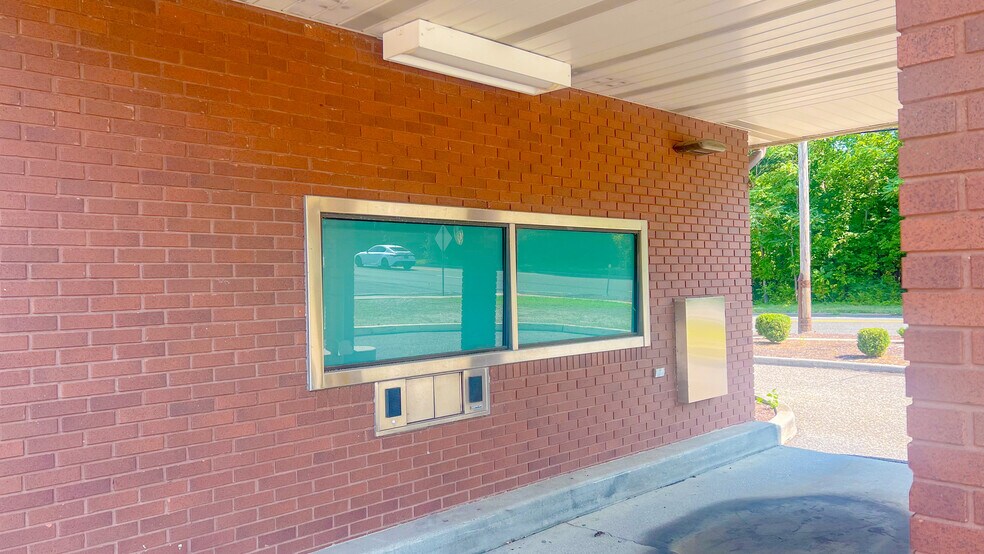 More Photos Of 340 S White Horse Pike, Berlin Bank For Lease