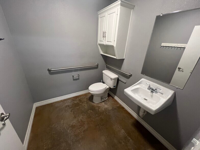 More Photos Of 1503 W Stan Schlueter Loop, Killeen Industrial For Lease