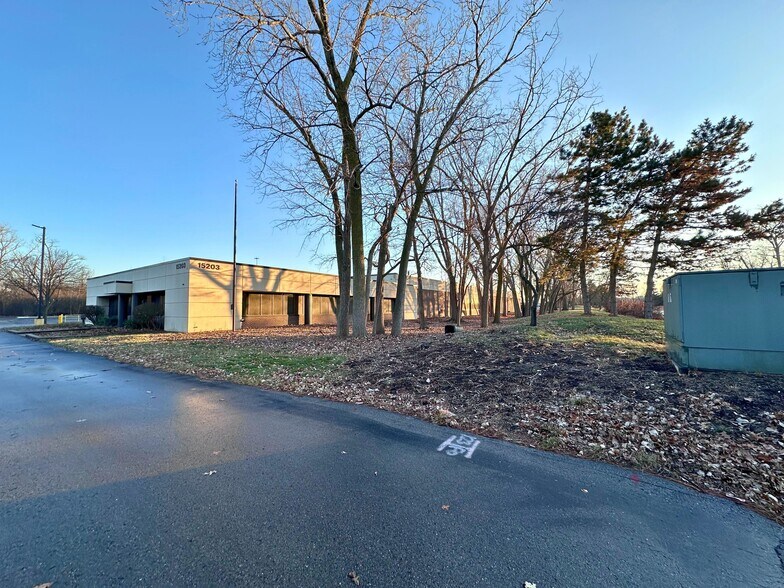 More Photos Of 15203 S Commerce Dr, Dearborn Manufacturing For Lease