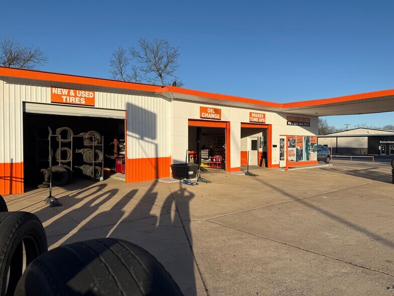 More Photos Of 810 W Main St, Durant Auto Repair For Lease
