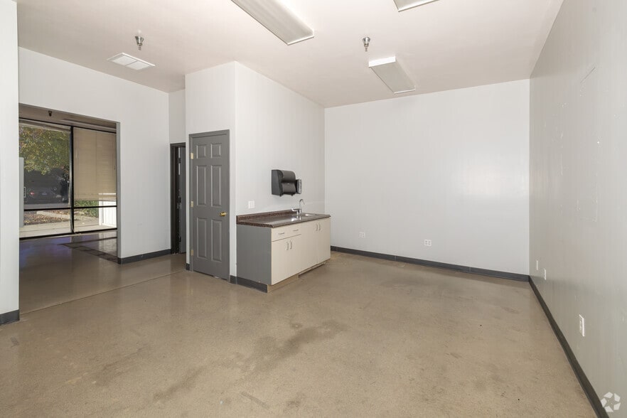 More Photos Of 7307 Roseville Rd, Sacramento Unknown For Lease