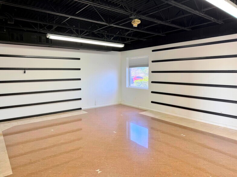 More Photos Of 14231 W Jetport Loop, Fort Myers Showroom For Lease