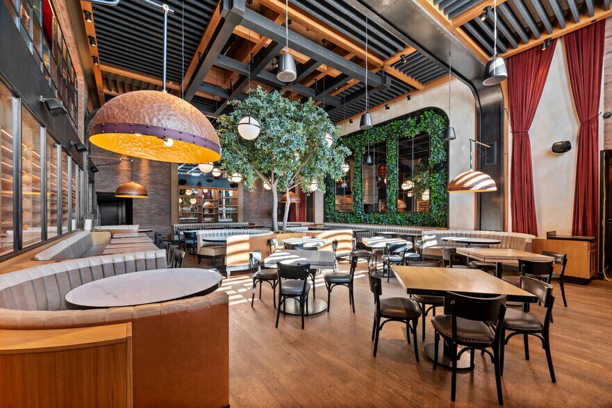 More Photos Of 650 N La Cienega Blvd, West Hollywood Restaurant For Lease