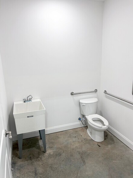 More Photos Of 405 Red Squirrel St, Bowling Green Industrial For Sale