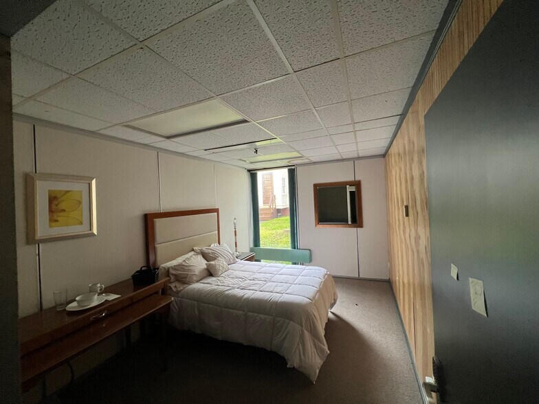 More Photos Of 136 Center St, Old Town Office For Sale