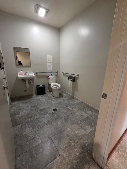 More Photos Of 4219-4221 S Alameda St, Los Angeles Office For Lease