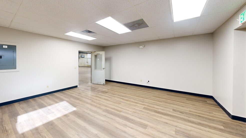 More Photos Of 7007 Trafalgar St, Fort Wayne Light Manufacturing For Lease