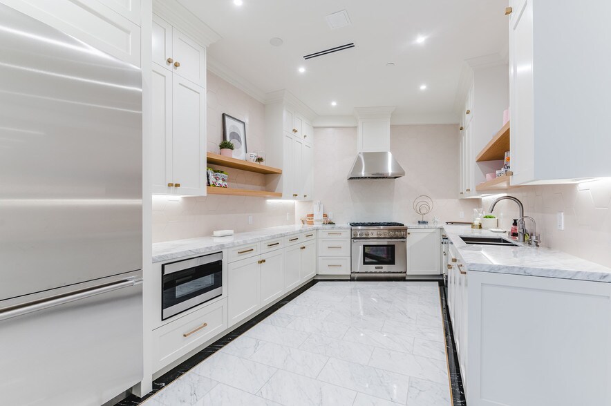 More Photos Of 2211 W Burbank Blvd, Burbank Office For Sale