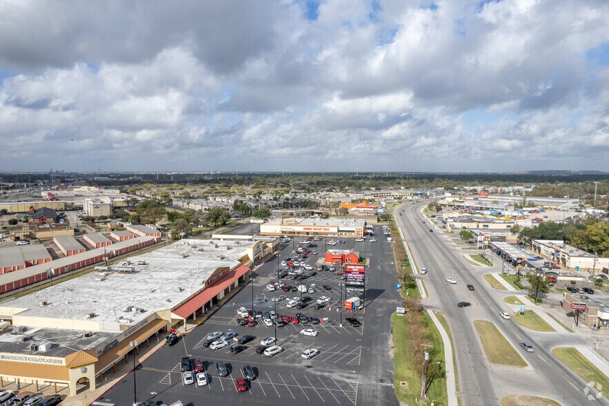 More Photos Of 1000-1094 Federal Rd, Houston Unknown For Lease