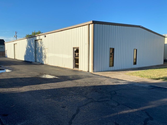 More Photos Of 3222 Bart Conner Dr, Norman Warehouse For Lease
