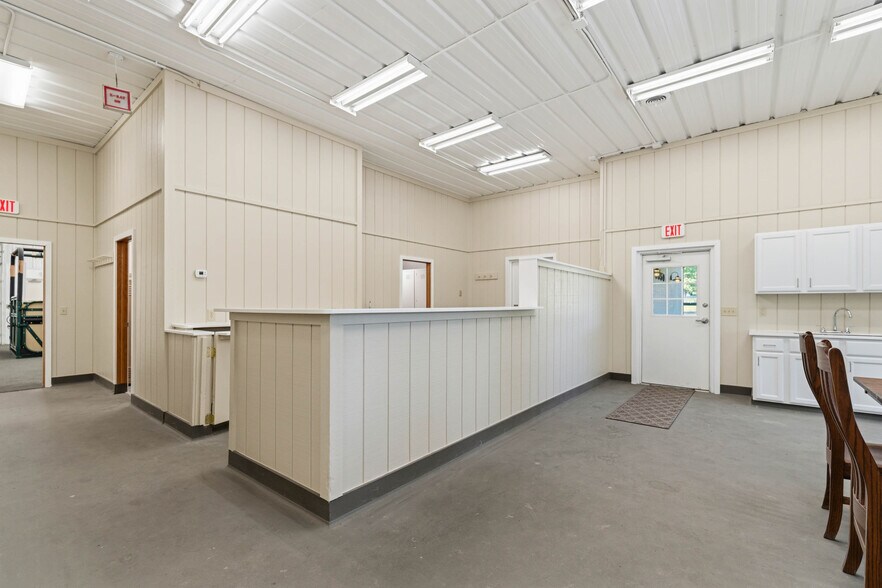 More Photos Of 7820 SE Vandalia Dr, Runnells Veterinarian Kennel For Sale