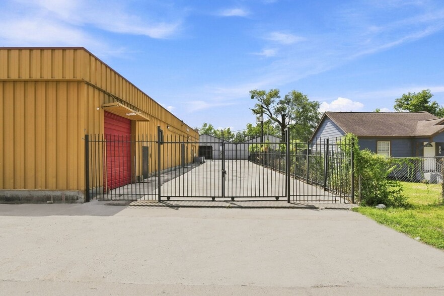 Primary Photo Of 5811 Lyons Ave, Houston Freestanding For Lease