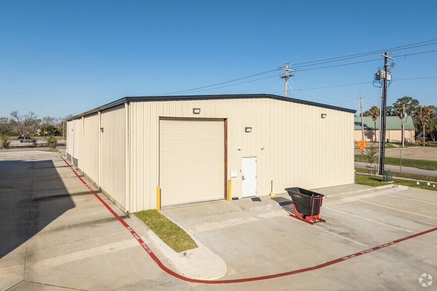 More Photos Of 4201 Gulf Fwy, Dickinson Showroom For Lease