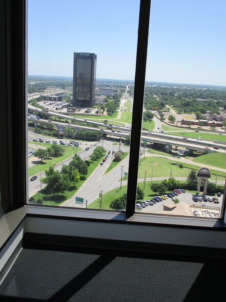 More Photos Of 1900 NW Expressway, Oklahoma City Office For Lease