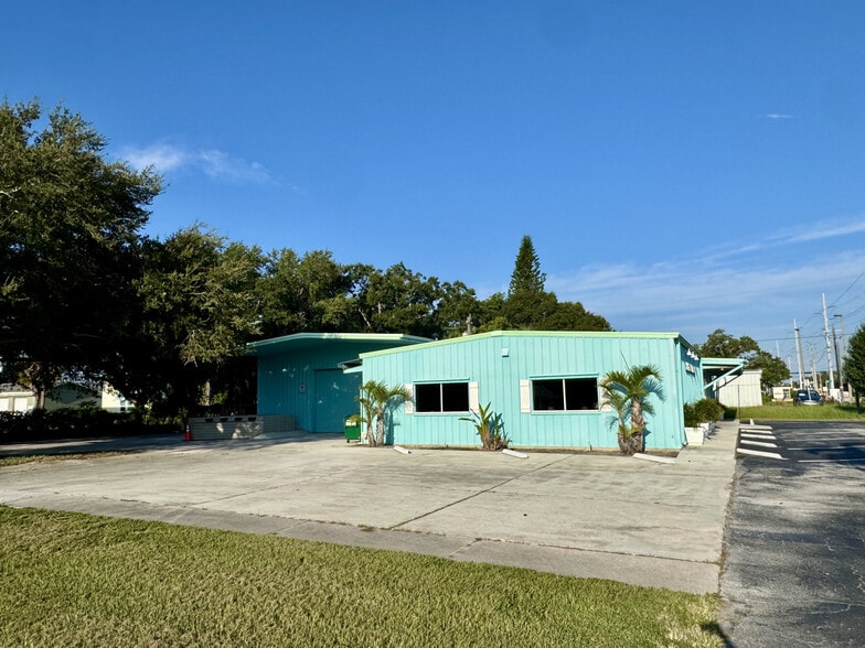 More Photos Of 715 12th St, Vero Beach Showroom For Sale