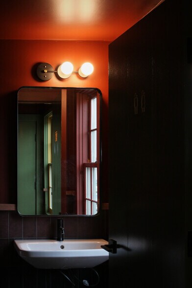 More Photos Of 205 Thames St, Bristol Restaurant For Lease