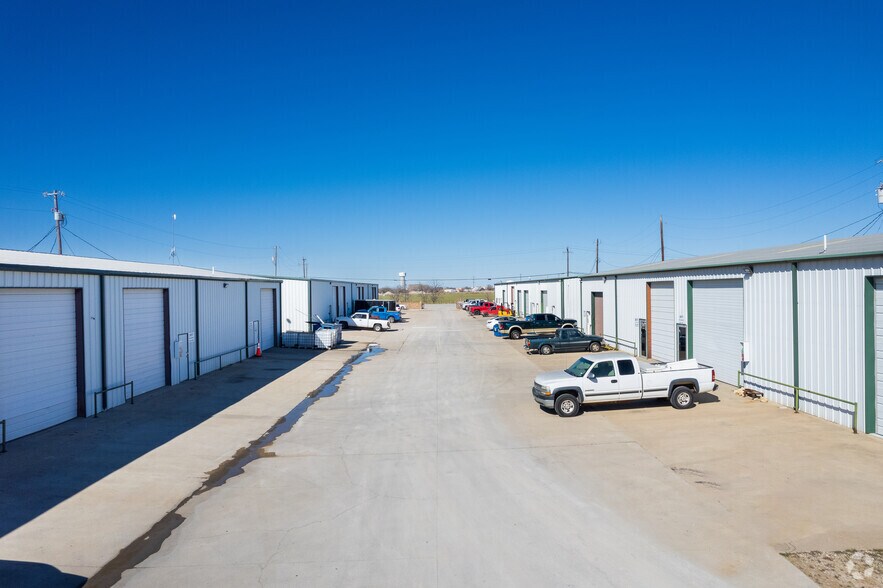 More Photos Of 2617 W Blue Mound Rd, Haslet Warehouse For Lease