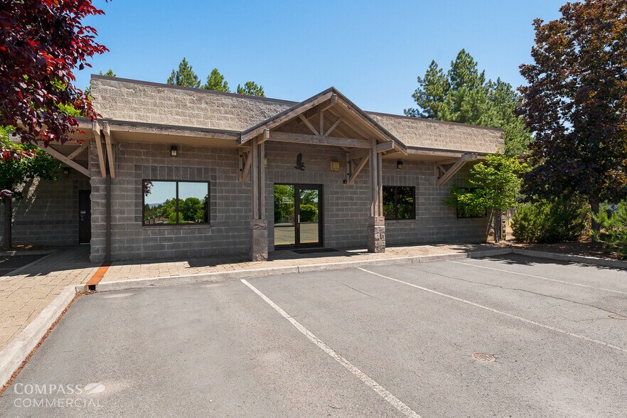 More Photos Of 720 SE Business Way, Bend Warehouse For Sale