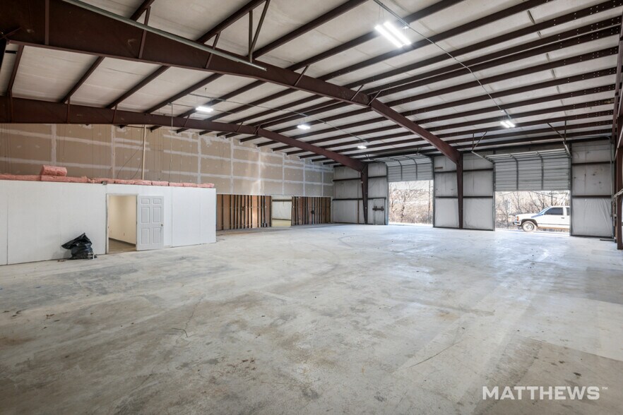 More Photos Of 13802 Lookout Rd, San Antonio Light Manufacturing For Lease