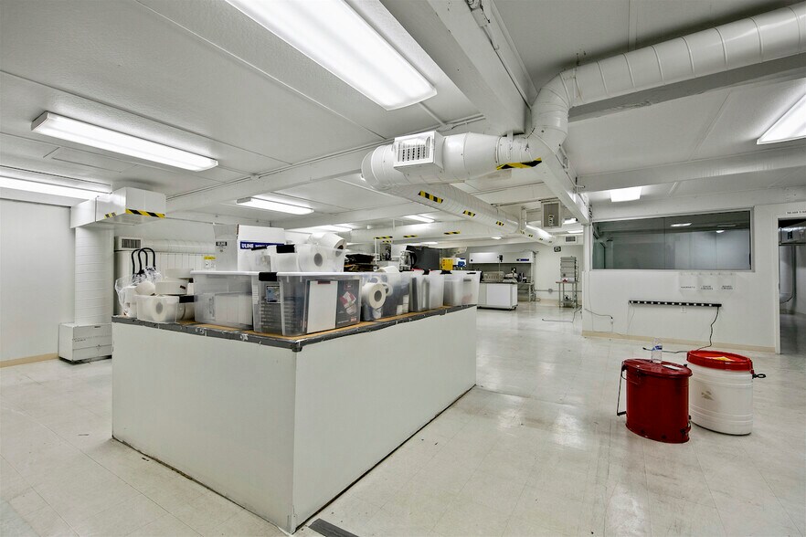 More Photos Of 7542 Trade St, San Diego Manufacturing For Lease