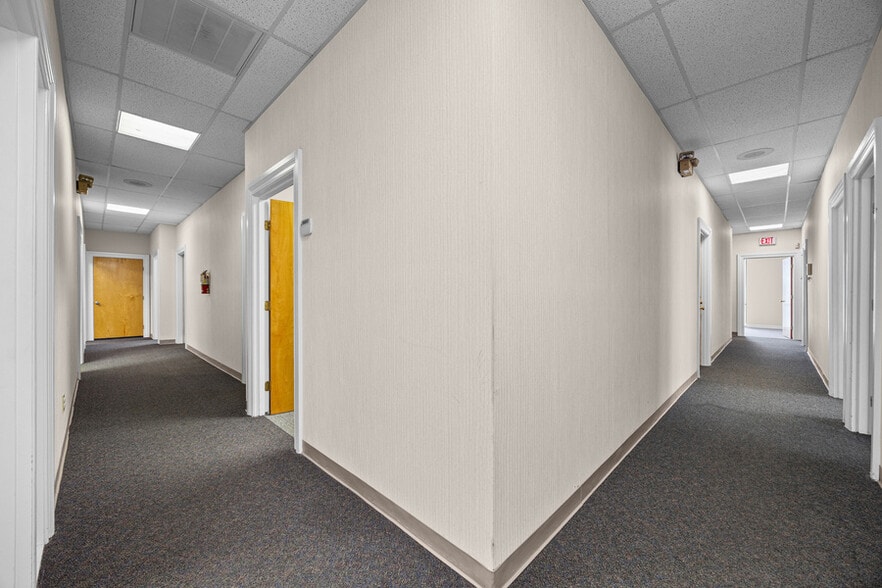 More Photos Of 2400 Crownpoint Executive Dr, Charlotte Office For Lease