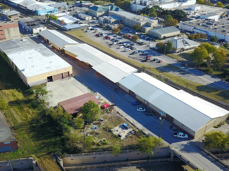 More Photos Of 120 W Lachapelle, San Antonio Warehouse For Lease