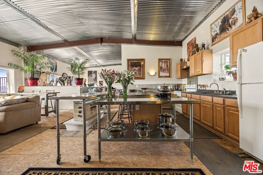 More Photos Of 9025 Camp Rock Rd, Lucerne Valley Veterinarian Kennel For Sale