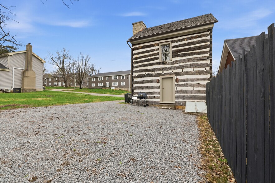More Photos Of 202 E Walnut St, Danville Specialty For Sale