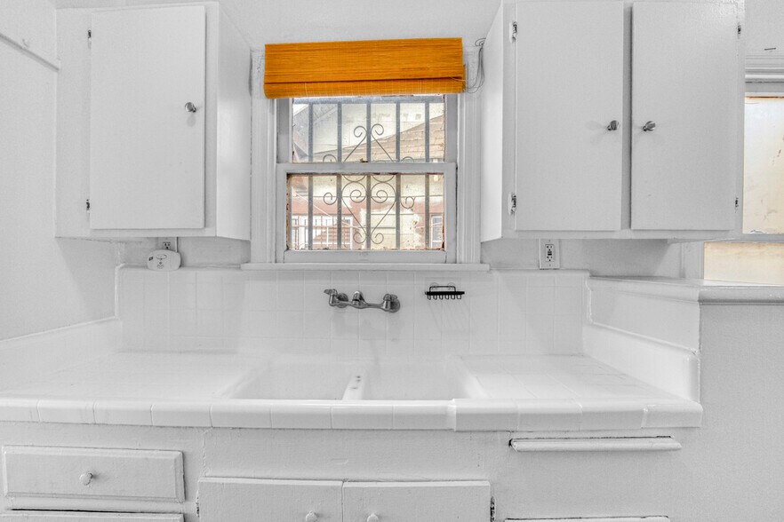 More Photos Of 1716 Magnolia Ave, Los Angeles Multifamily For Sale