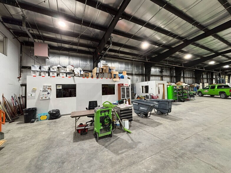 More Photos Of 2150 Milton ave, Des Moines Industrial For Sale