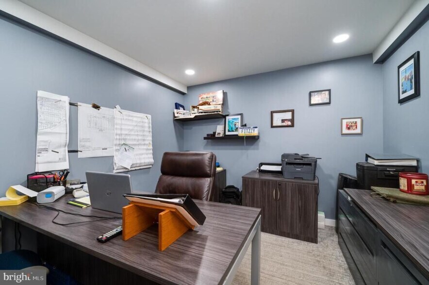 More Photos Of 519 Main St, Blandon Flex For Sale