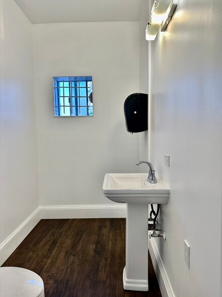 More Photos Of 1547 Lakeside Dr, Oakland Religious Facility For Sale