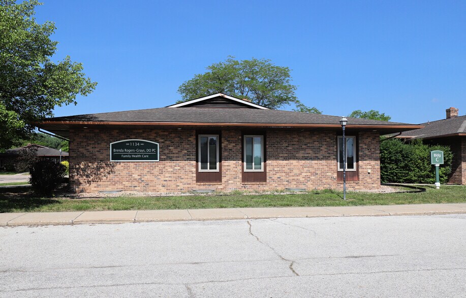 Primary Photo Of 1134 S Linden Rd, Flint Medical For Sale