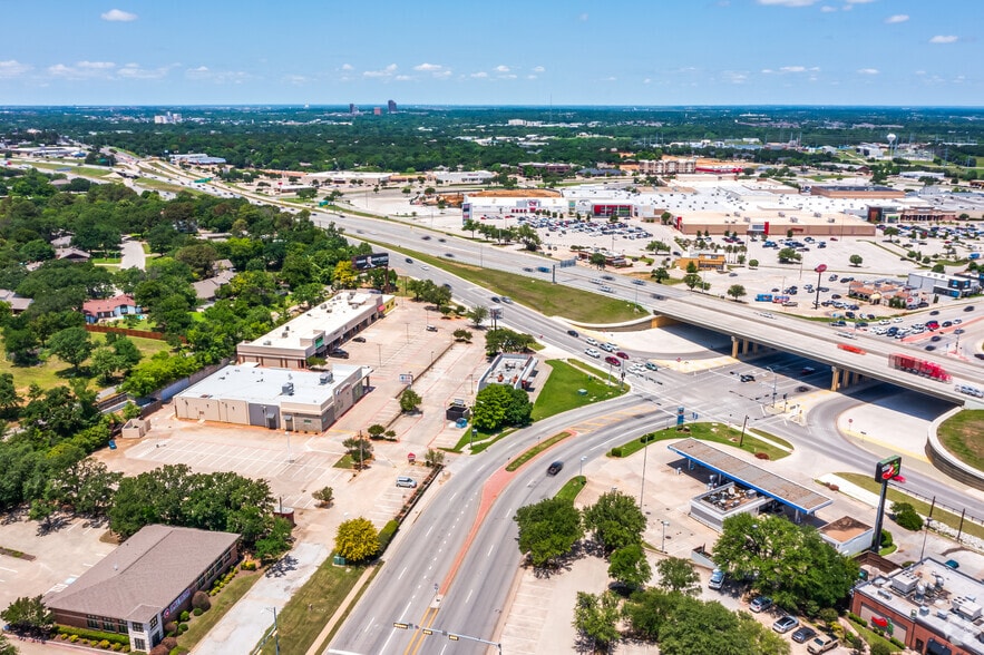 More Photos Of 2416 Lillian Miller Pky, Denton Restaurant For Lease