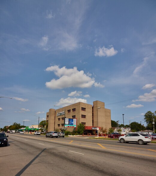 More Photos Of 4211 N Cicero Ave, Chicago Medical For Lease