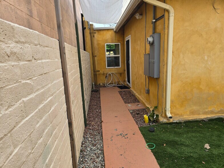 More Photos Of 910 S Victory Blvd, Burbank Storefront Retail Residential For Lease