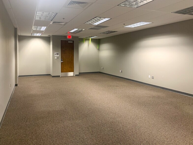 More Photos Of 17300 Chenal Pky, Little Rock Office For Lease