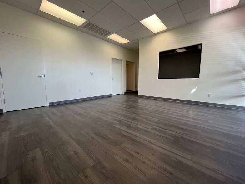 More Photos Of 5075 Cameron St, Las Vegas Distribution For Lease