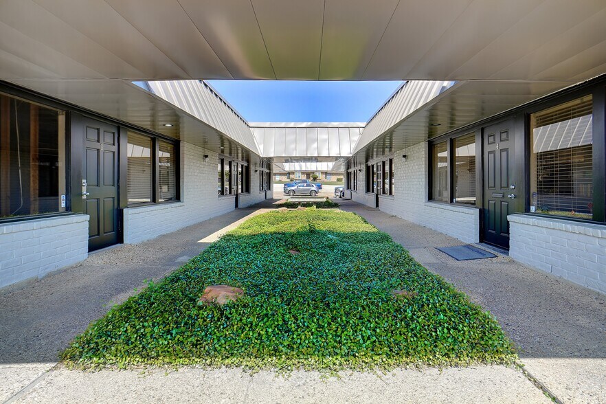 More Photos Of 401 W Centerville Rd, Garland Office For Sale