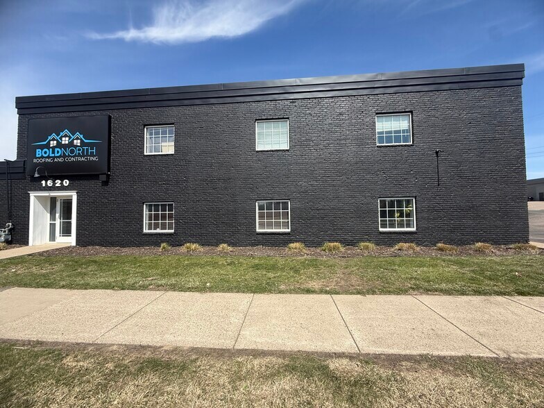 More Photos Of 1620 W 98th St, Bloomington Showroom For Lease