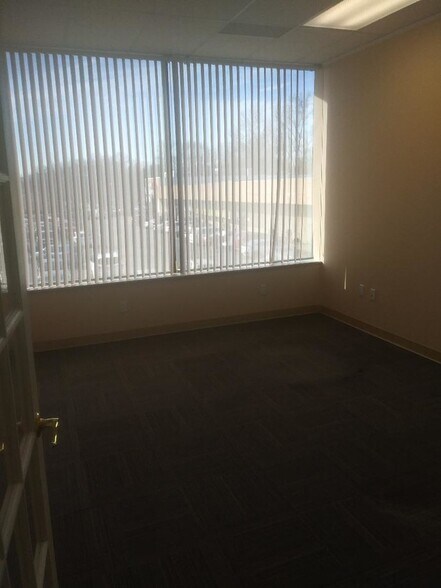 More Photos Of 498 Inman Ave, Colonia Office For Lease