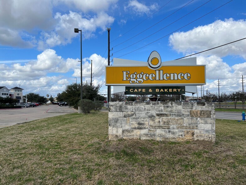 More Photos Of 3030 Business Center Dr, Pearland Fast Food For Lease