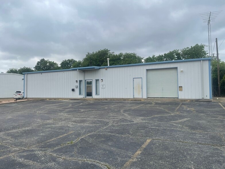 More Photos Of 430 Towne Oaks Dr, Waco Showroom For Sale