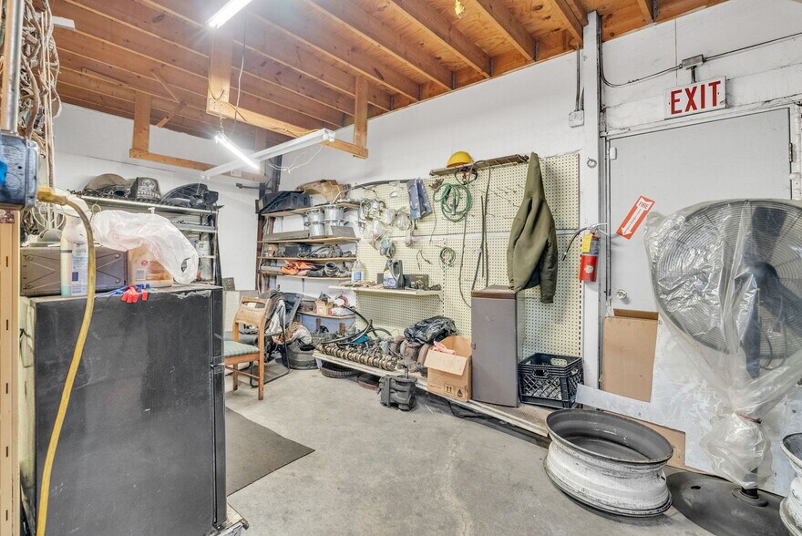 More Photos Of 1475 S Newburgh Rd, Westland Light Distribution For Sale