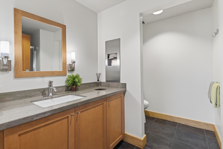 More Photos Of 4540 S Kelly Ave, Portland Office For Sale