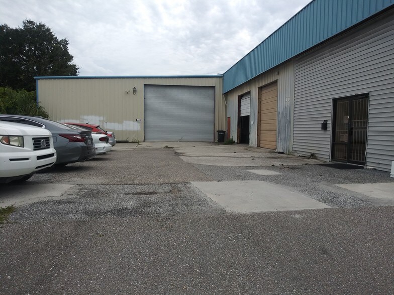 More Photos Of 5017 N Coolidge Dr, Tampa Warehouse For Lease