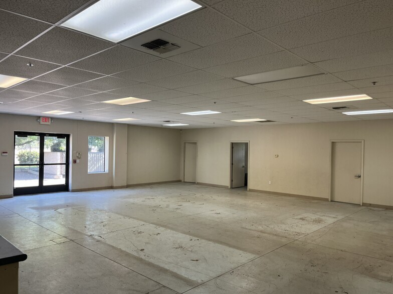 More Photos Of 1347 N Century Ave, Visalia Showroom For Lease